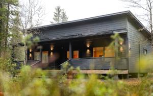 ein altes Gebäude mit vielen Fenstern in der Unterkunft Premium 2BR Villa in Ruka with Private Sauna & Free Parking in Ruka + 33 Fotos