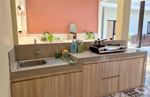 una cocina con fregadero y encimera en Sesare Living by Calli Rooms, en Wirolegi 8 fotos más