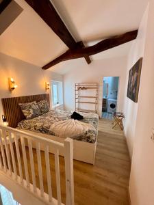 Un dormitorio con una cama y una escalera. en Perchoir Riboud - Coeur de ville, en Bourg-en-Bresse