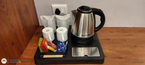 瓦拉纳西Shree Shanteshwar Mahadev Inn的桌子上放着一台咖啡机