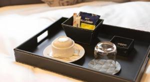 un plateau noir avec un service à thé sur un lit dans l'établissement Hotel Ann Tsukiji, à Tokyo