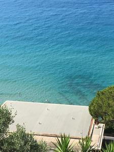 una vista aerea sull'oceano con un molo di Villa Itati a Sanremo
