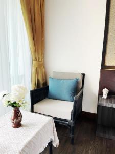 カタビーチにあるStay Kataの椅子と花瓶付きのテーブルが備わる部屋 +29枚の写真