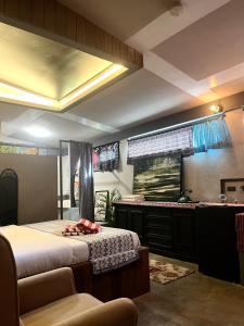 1 dormitorio con 2 camas y lavamanos. en Eliseos Bed & Kitchen, en San Juan