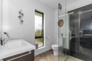 Ένα μπάνιο στο Home Away From Home - Ruakaka Escape +19 φωτογραφίες