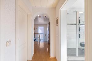 a hallway with an archway in a house at Ferienwohnung Luri in Gangelt
