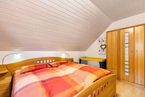 a bedroom with a bed with a colorful comforter at Ferienwohnung Luri in Gangelt
