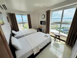 ein Schlafzimmer mit einem Bett und einem großen Fenster in der Unterkunft Greenbay homestay in Hạ Long + 74 Fotos