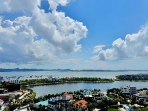 Blick auf das Wasser vor einer Stadt in der Unterkunft Greenbay homestay in Hạ Long