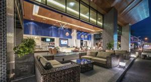 een lobby van een restaurant met banken en een bar bij Stay Kata in Kata Beach