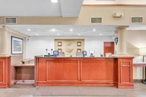 レイクウッドにあるComfort Suites Lakewood - Denverのロビー(待合室と待合室付)