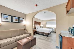 レイクウッドにあるComfort Suites Lakewood - Denverのベッドとソファのあるホテルの部屋 +60枚の写真