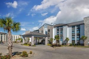 a hotel with a palm tree and a parking lot at Comfort Suites Hattiesburg near University in Hattiesburg