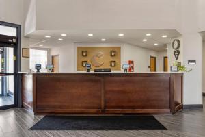 a lobby with a reception desk in a hospital at Comfort Suites Hattiesburg near University in Hattiesburg +51 photos