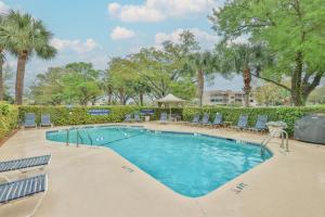 La alberca dentro o cerca de 7104 Harbourside 1