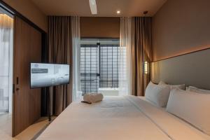 een slaapkamer met een groot bed en een flatscreen-tv bij New This is in Genting Highland hill -12mins walk 4pax in Genting Highlands +55 foto's