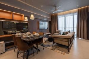 een eetkamer en woonkamer met een tafel en stoelen bij New This is in Genting Highland hill -12mins walk 4pax in Genting Highlands