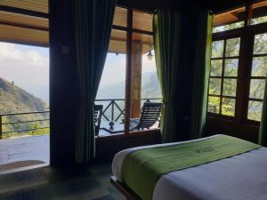 埃拉艾拉山舒适小屋的一间卧室配有一张床,阳台配有窗户