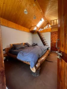 Postel nebo postele na pokoji v ubytování Rumsu Tree House by SLC + 32 fotografií