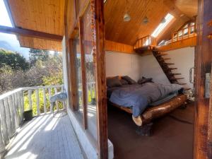 Postel nebo postele na pokoji v ubytování Rumsu Tree House by SLC