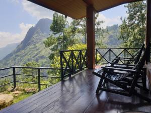 埃拉艾拉山舒适小屋的门廊上摆着两把椅子，可以眺望远处的山景。