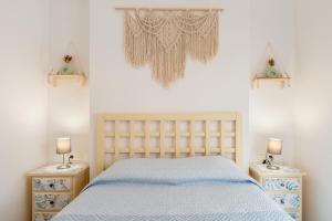 a bedroom with a bed and two night stands with lamps at Apartamento Luminoso Y Acogedor in Cenes de la Vega
