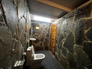 Koupelna v ubytování Rumsu Tree House by SLC