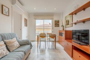 a living room with a couch and a table at Apartamento Luminoso Y Acogedor in Cenes de la Vega