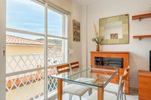 a dining room with a glass table and a window at Apartamento Luminoso Y Acogedor in Cenes de la Vega