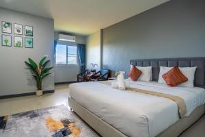 Postel nebo postele na pokoji v ubytování KYP Khunyuw Place Hotel โรงแรมเควายพี ขุนยูวเพลส ฝาง