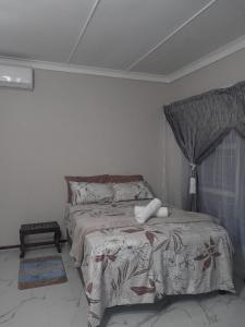 a bedroom with a bed in a room at Uptown Inn GuestHouse in Parys