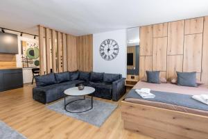 una sala de estar con un sofá y una mesa en Vidikovac-Berane, en Berane