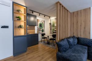 una sala de estar con un sofá y una mesa en Vidikovac-Berane, en Berane