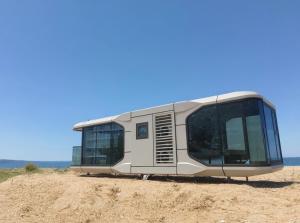 阿尔贝纳Space Capsules的一辆公共汽车停在一片泥地上