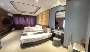 Una habitación de hotel con dos camas y un espejo. en La Piccola Kata, en Kata Beach 36 fotos más