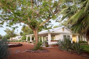 ein weißes Haus mit einem Baum im Hof in der Unterkunft Noois’hof Sinclair Nature Reserve in Helmeringhausen