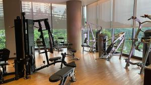 een fitnessruimte met een aantal hometrainers in een kamer bij Stay in RM2million luxury condo 12mins Walk Genting -6pax in Genting Highlands