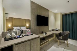 Μια τηλεόραση ή/και κέντρο ψυχαγωγίας στο Sunday Hotel Vadodara