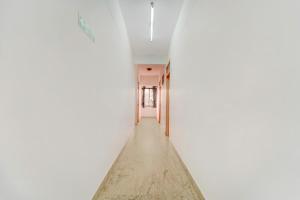 a corridor of a room with a white wall at Super Collection O Chalai Bazaar Near Railway Station Formerly Galaxy Inn in Trivandrum