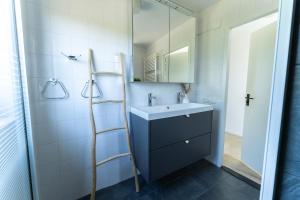 Koupelna v ubytování Family Villa With Garden & Lake Access + 67 fotografií