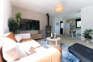 Posezení v ubytování Family Villa With Garden & Lake Access