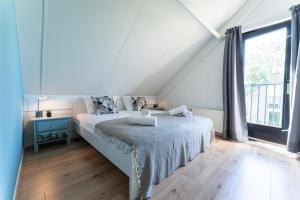 Postel nebo postele na pokoji v ubytování Family Villa With Garden & Lake Access