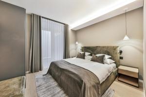 Un pat sau paturi într-o cameră la Lazise Pool Villa - Classique +36 fotografii