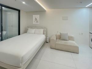 Postel nebo postele na pokoji v ubytování UH FLAT The SEOCHO + 54 fotografií