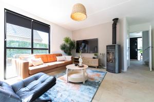 Posezení v ubytování Family Villa With Garden & Lake Access