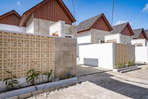 une maison avec une clôture en bois dans l'établissement Il Petrucino Villa, à Nusa Dua