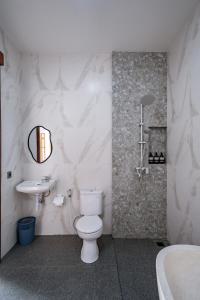 une salle de bain avec toilettes, lavabo et douche dans l'établissement Il Petrucino Villa, à Nusa Dua 44 autres photos