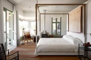 ein Schlafzimmer mit einem Himmelbett in einem Zimmer in der Unterkunft Noois’hof Sinclair Nature Reserve in Helmeringhausen