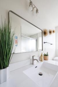 ein weißes Badezimmer mit Waschbecken und Spiegel in der Unterkunft Upscale Bay Area themed place near Santana Row in San Jose