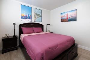 ein Schlafzimmer mit einem großen Bett mit einer rosa Decke in der Unterkunft Upscale Bay Area themed place near Santana Row in San Jose